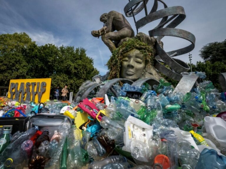 À Genève, un « Penseur » enseveli sous le plastique pour alerter l’ONU