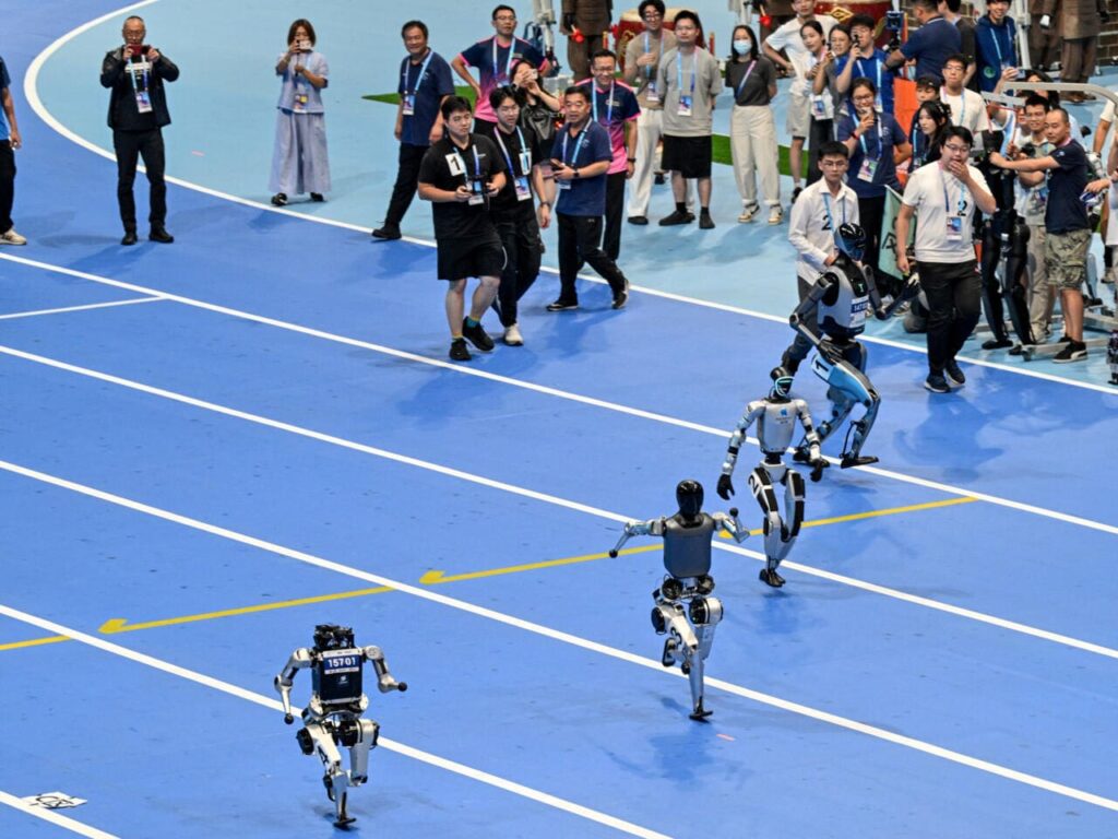 À Pékin, les Jeux mondiaux des robots humanoïdes révèlent autant de prouesses que de limites