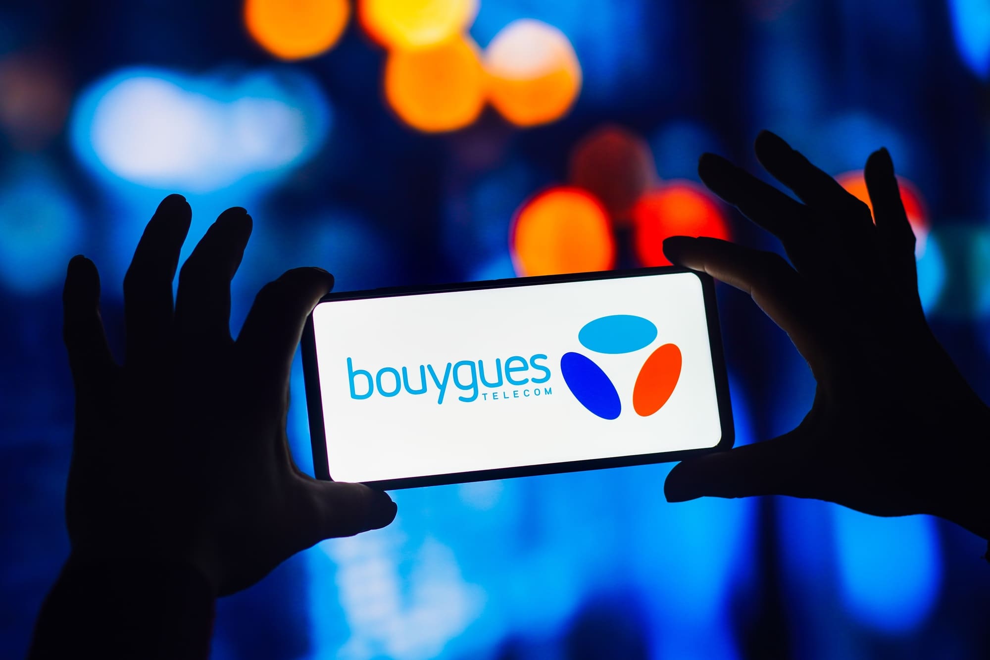 Fuite chez Bouygues Telecom : 6,4 millions de clients exposés, même les IBAN ont été subtilisés Lundi 4 août, une cyberattaque a ciblé les systèmes de Bouygues Telecom, exposant les données de près d’un tiers de ses abonnés. Ce n’est que deux jours plus tard, mercredi, que l’opérateur a révélé l’incident, indiquant que les informations personnelles de 6,4 millions de clients avaient été compromises. Les données concernées incluent des éléments sensibles : coordonnées, état civil, informations contractuelles, et pour les professionnels, des données relatives à leur entreprise. Surtout, les IBAN figurent parmi les fichiers dérobés. En revanche, selon Bouygues Telecom, les mots de passe ainsi que les numéros de cartes bancaires ne seraient pas concernés par la brèche. Un risque accru de fraude ciblée Face à l’ampleur de la fuite, l’entreprise appelle désormais ses abonnés à une vigilance maximale. Le risque principal vient des tentatives de phishing : des courriels, messages ou appels frauduleux pourraient cibler les victimes en usurpant l’identité de l’opérateur ou de services bancaires. La seule possession d’un IBAN ne permet certes pas d'effectuer des prélèvements sans autorisation explicite, mais des individus malintentionnés pourraient tenter de contourner les procédures via de faux mandats. Bouygues n’a pour l’heure donné aucun détail sur la nature exacte de l’attaque. Une cellule d’assistance a été mise en place, et les clients concernés ont reçu – ou recevront – une notification. La prudence reste de mise dans les prochaines semaines, notamment avec une surveillance régulière des comptes bancaires.