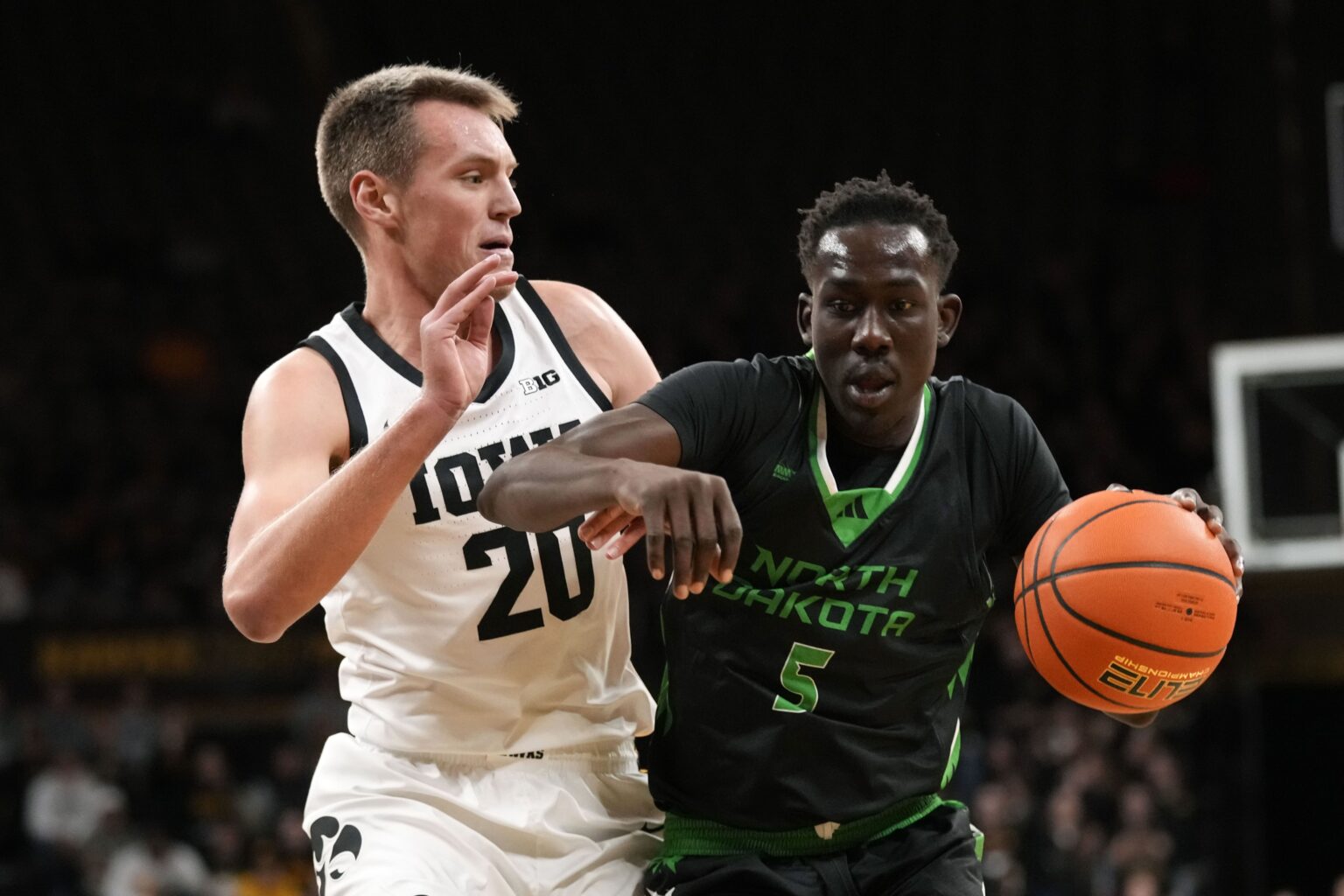 Mort tragique à 22 ans de Deng Mayar, jeune espoir du basket américain, retrouvé noyé. AP/Charlie Neibergall