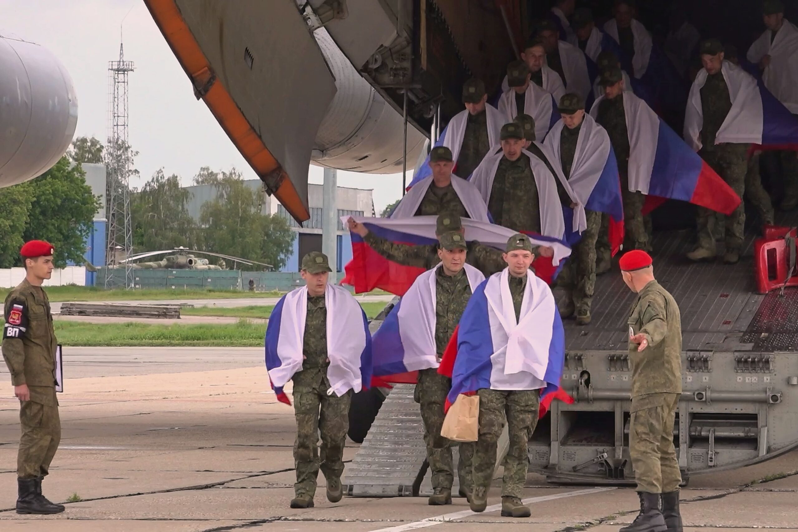 Guerre en Ukraine : 146 prisonniers échangés entre Moscou et Kiev malgré l’impasse diplomatique(Russian Defense Ministry Press Service via AP)