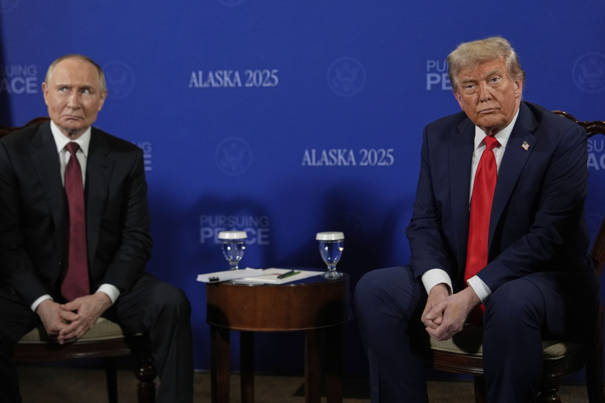 VIDÉO - Trump et Poutine posent devant les caméras en Alaska