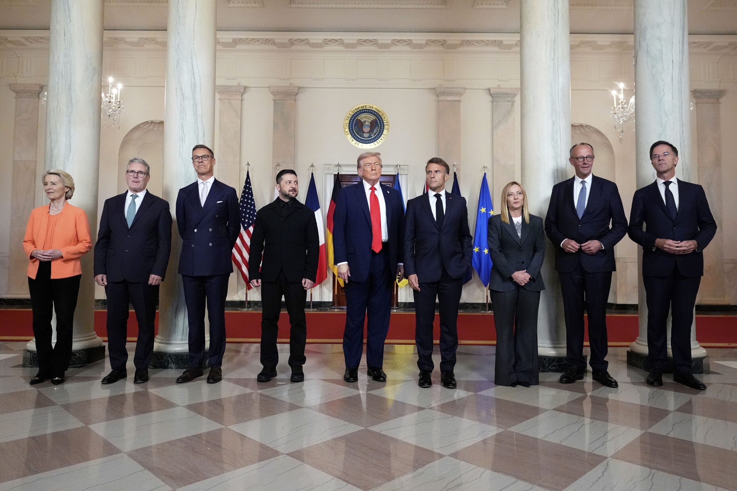 REPORTAGE PHOTO - Trump, Zelensky et les dirigeants européens réunis à la Maison-Blanche pour une photo historique