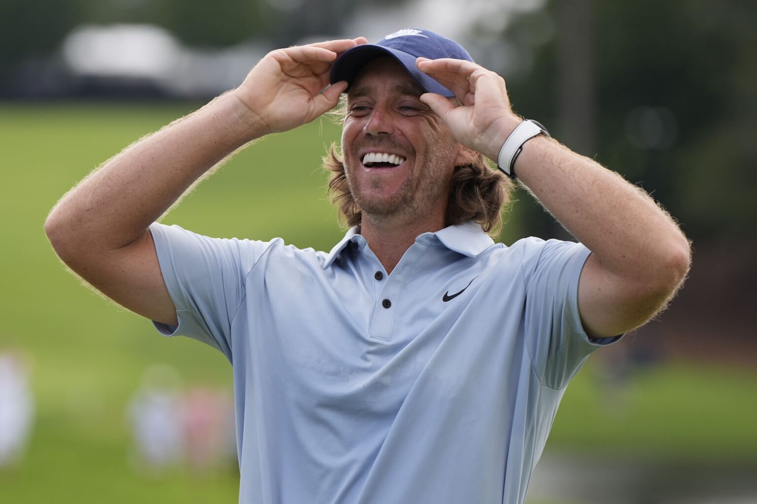 VIDÉO INSOLITE - Le golfeur Tommy Fleetwood empoche 2 millions de dollars grâce à une mouche qui fait rentrer la balle dans le trou. (AP/Mike Stewart)