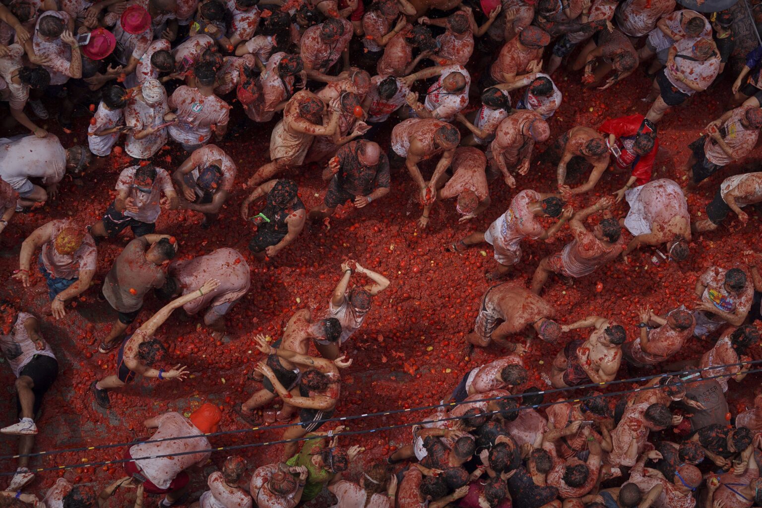 Des milliers de fêtards recouverts de tomates lors de la gigantesque bataille de Buñol(AP Photo/Alberto Saiz)