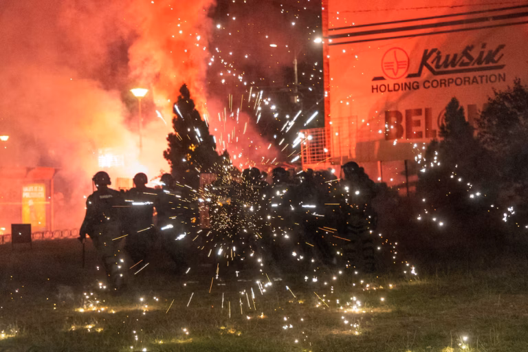Affrontements violents à Belgrade : la police serbe disperse les manifestants à coups de gaz lacrymogènes