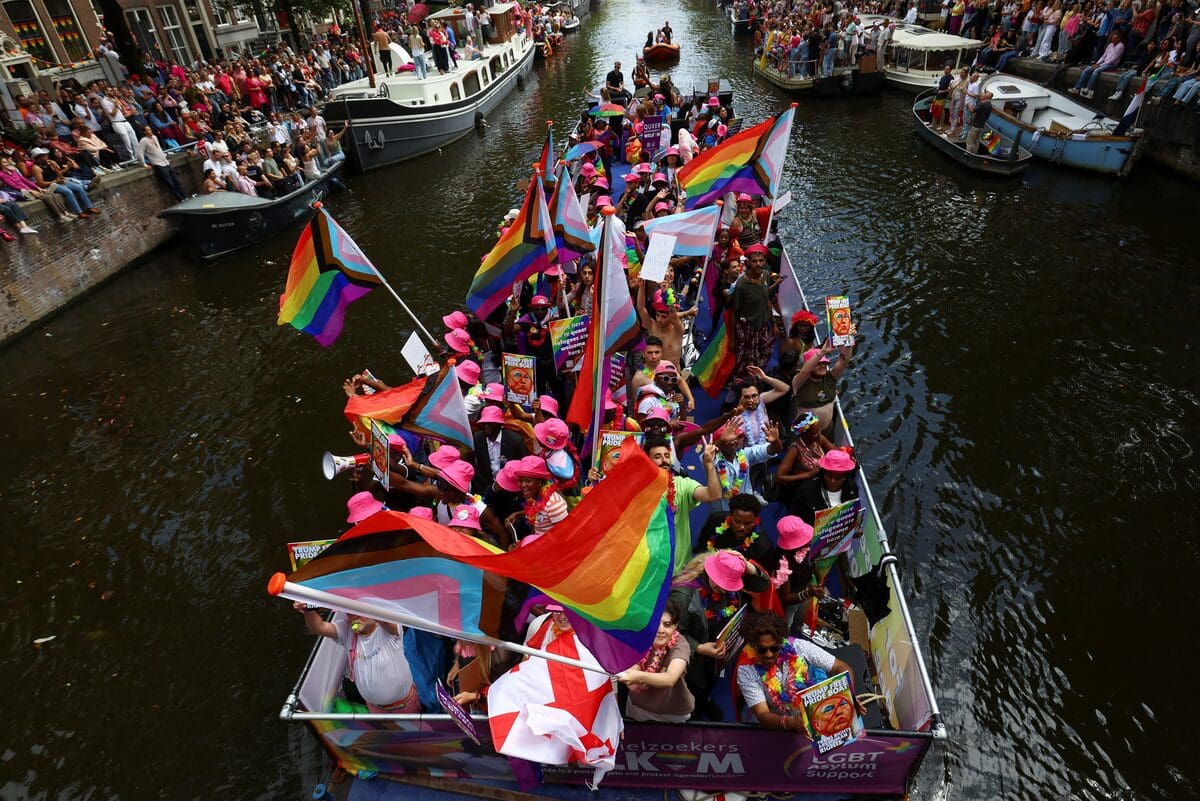 Amsterdam : la marche des fiertés mêle fête et protestation pour défendre les droits LGBTQ+ en Europe