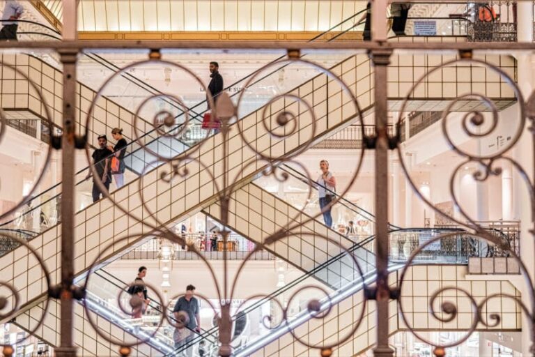 Antoine de Caunes électrise Le Bon Marché avec son expo « Rock’n’Drôle »