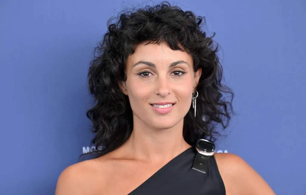 Barbara Pravi chante l’horreur des guerres dans “Des éclats dans les nuages”
