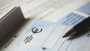 Bercy activerait le compte à rebours de la disparition du chèque d’ici 2027