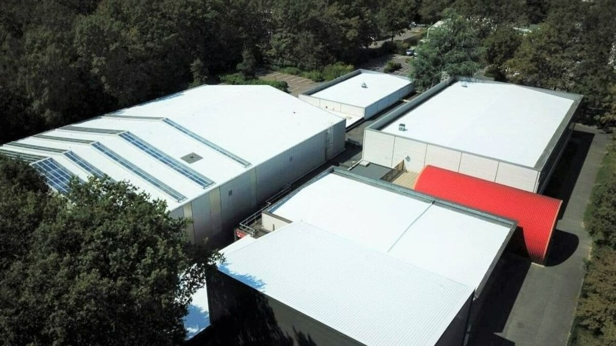 Canicule en classe : Carrières-sous-Poissy teste un toit blanc pour rafraîchir ses écoles