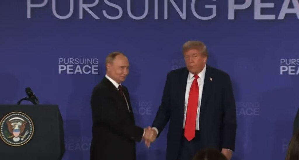 Poutine et Trump écourtent la séance de questions lors de leur conférence de presse