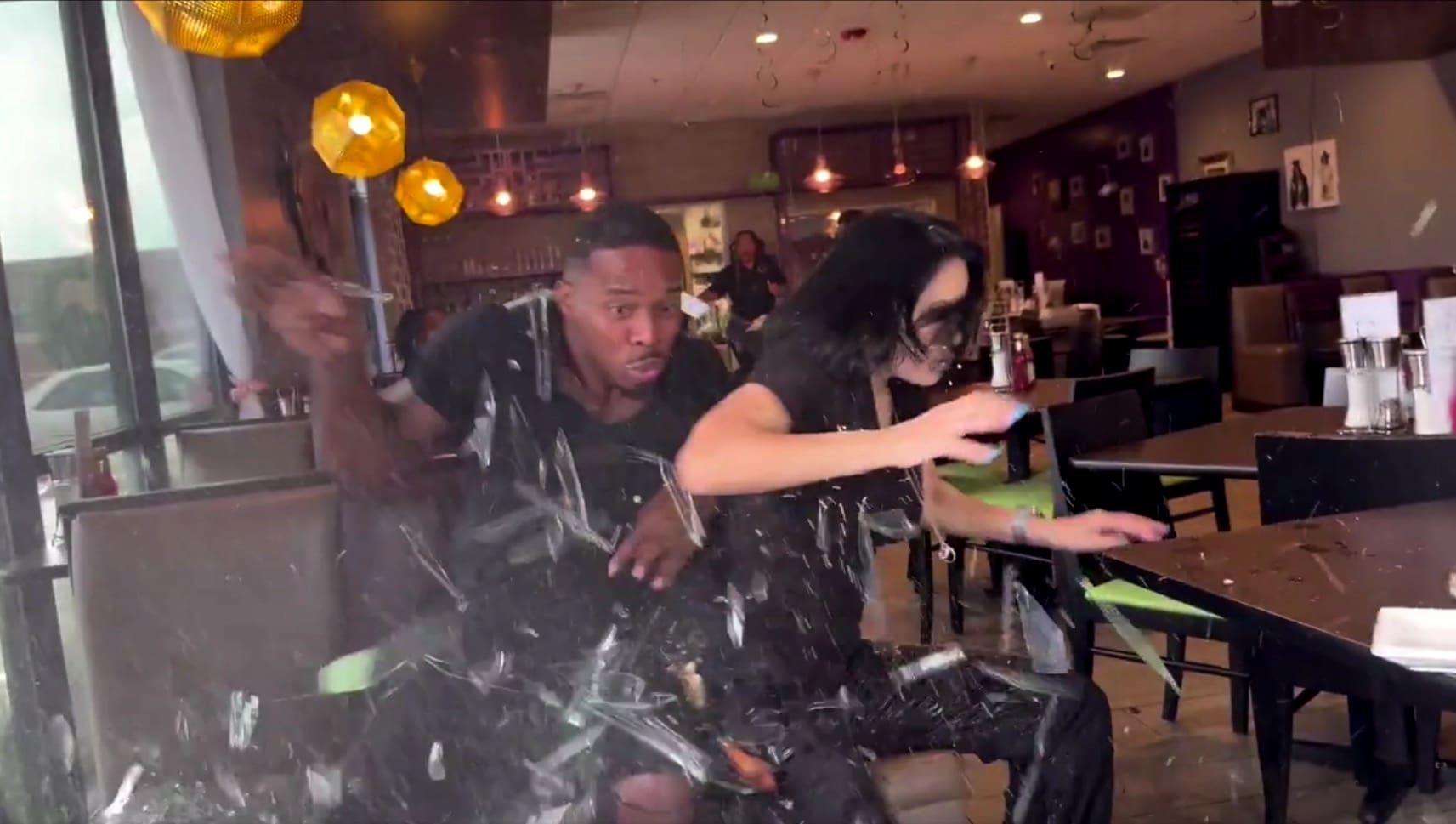 VIDÉO CHOC - Deux influenceurs percutés par une voiture en plein tournage