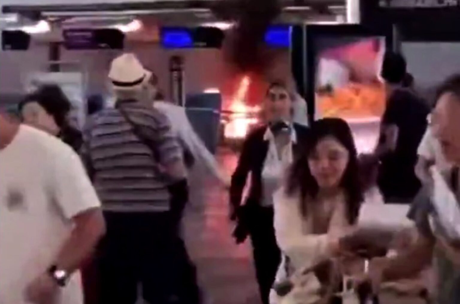 VIDÉO - Panique à l’aéroport de Milan-Malpensa: un homme met le feu au terminal. (DR)