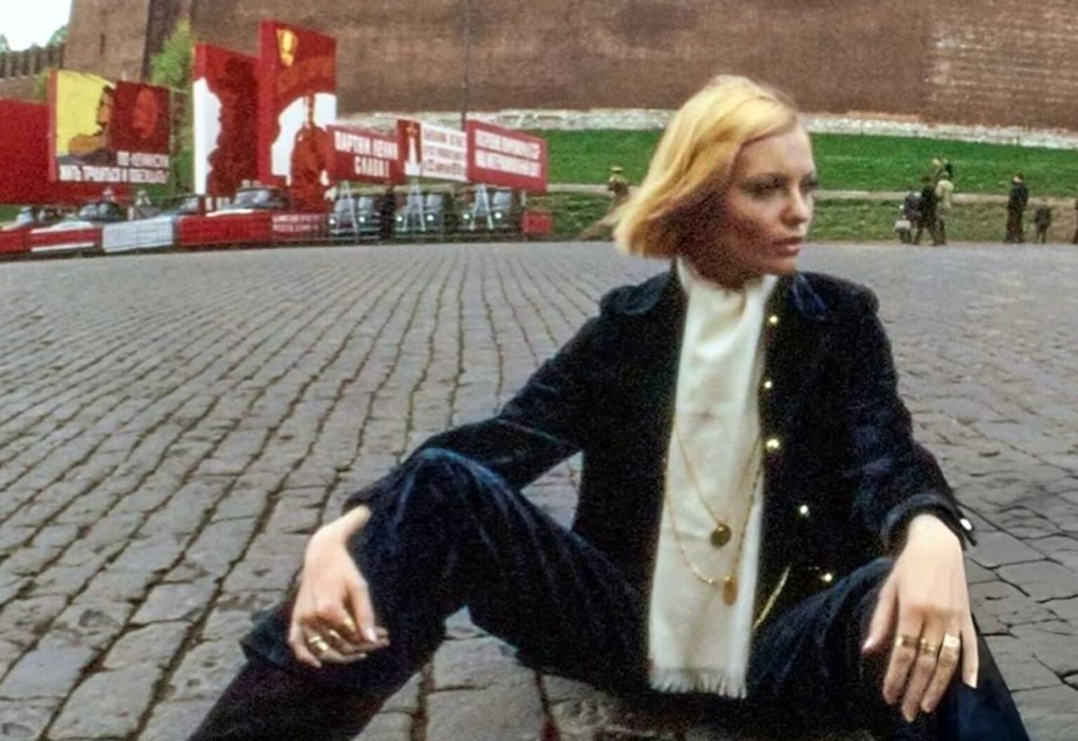 MODE - L'histoire tragique de la première mannequin soviétique, Galina Milovskaïa, dont la carrière fut brisée pour une simple photo n'ayant pas plu au régime de Moscou. (Arnaud de Rosnay/Vogue)