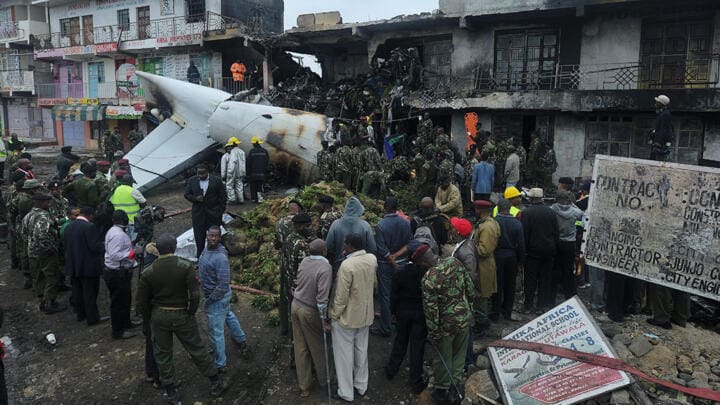Crash d’un avion léger à Nairobi : au moins un mort dans un quartier densément peuplé