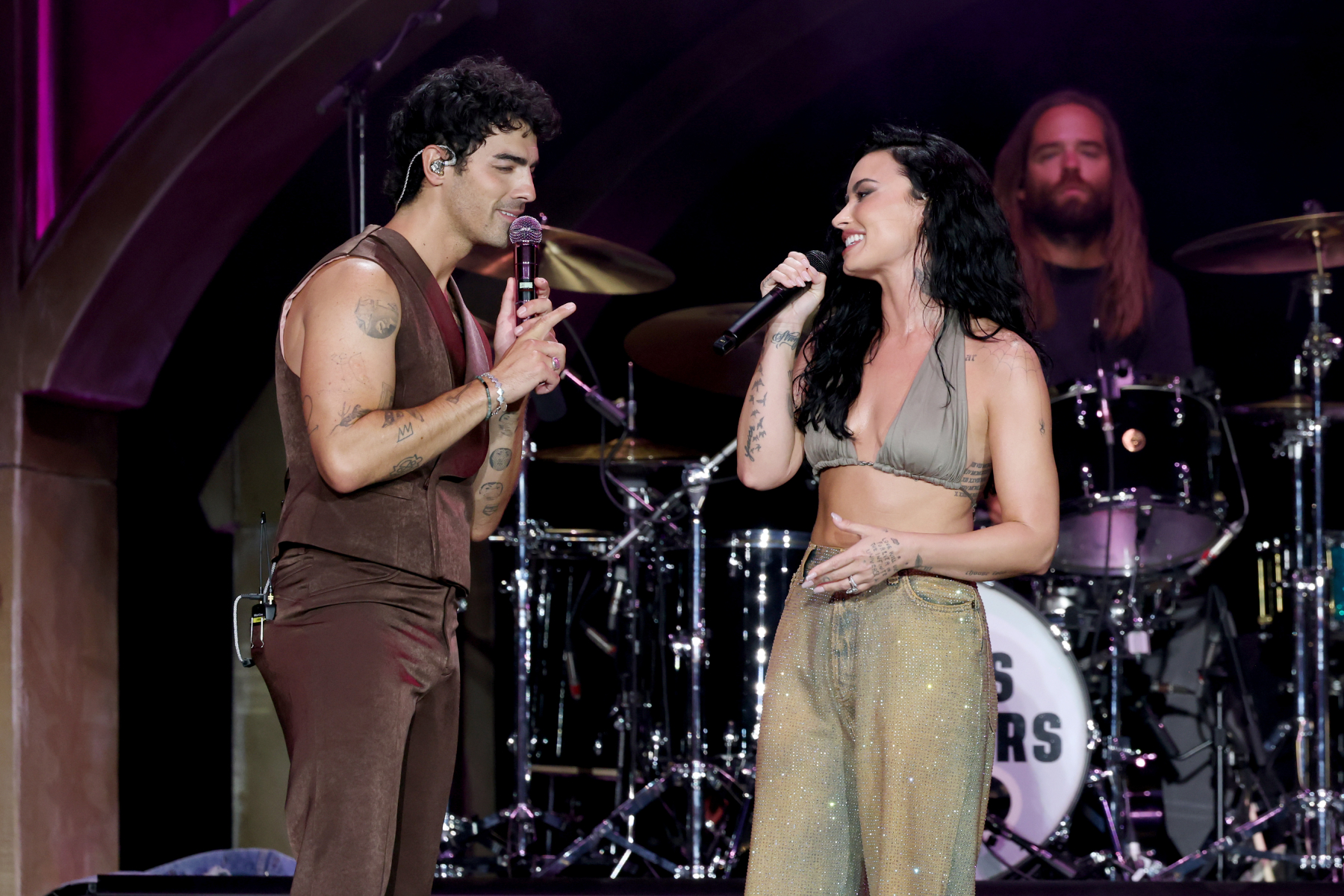 Demi Lovato crée la surprise en rejoignant les Jonas Brothers pour une soirée Camp Rock au MetLife Stadium