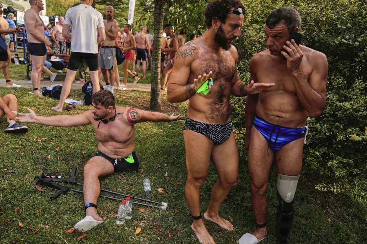 Des vétérans ukrainiens traversent le Bosphore à la nage pour défier leurs blessures de guerre @Apnews