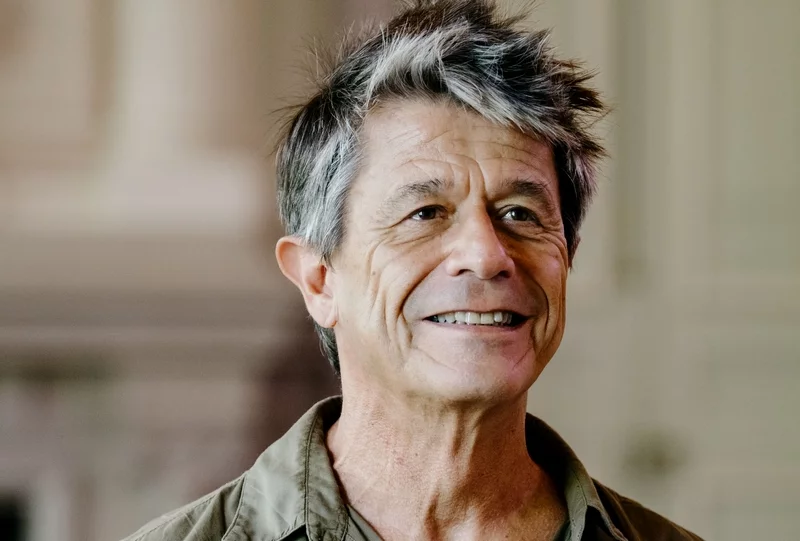 Emmanuel Carrère explore l’héritage familial et maternel dans son nouveau roman Kolkhoze