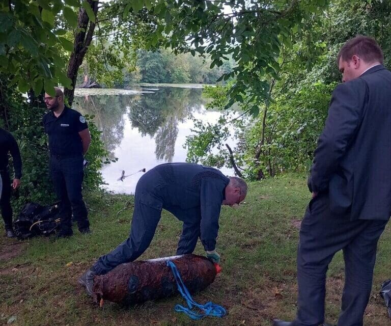 Eure-et-Loir : un obus de la Seconde Guerre mondiale repêché dans le Loir par des pompiers en exercice