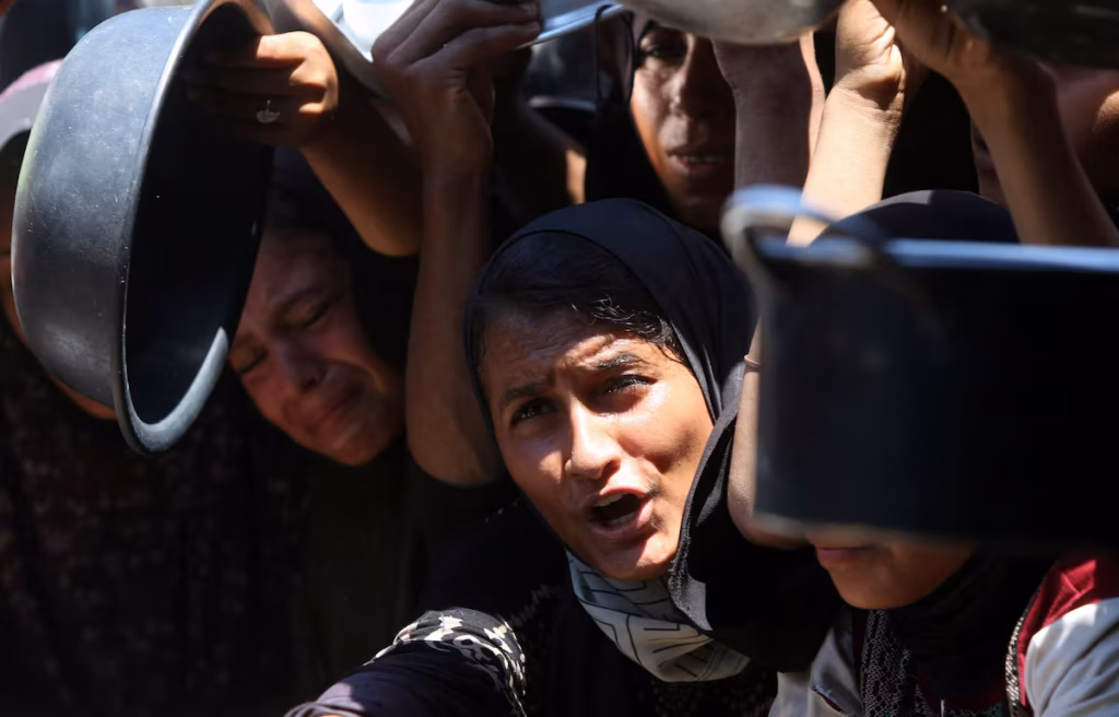 Gaza : des morts par balles et par famine alors que les linceuls se raréfient