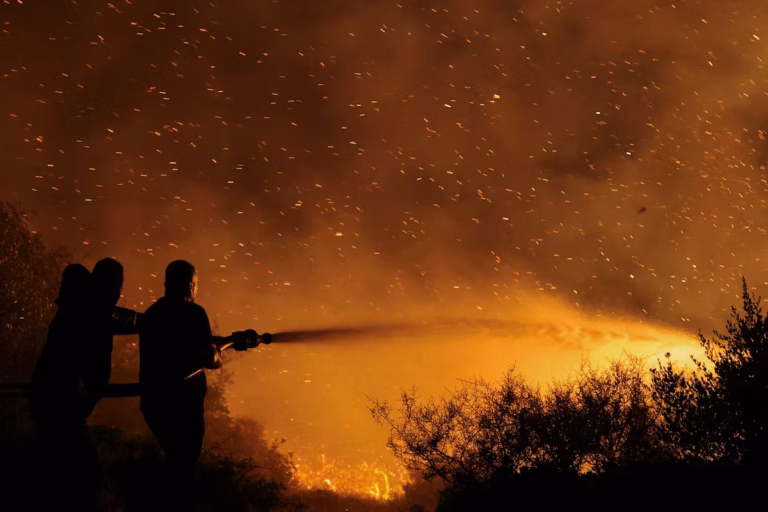 Grèce : des incendies meurtriers attisés par des vents violents ravagent plusieurs régions