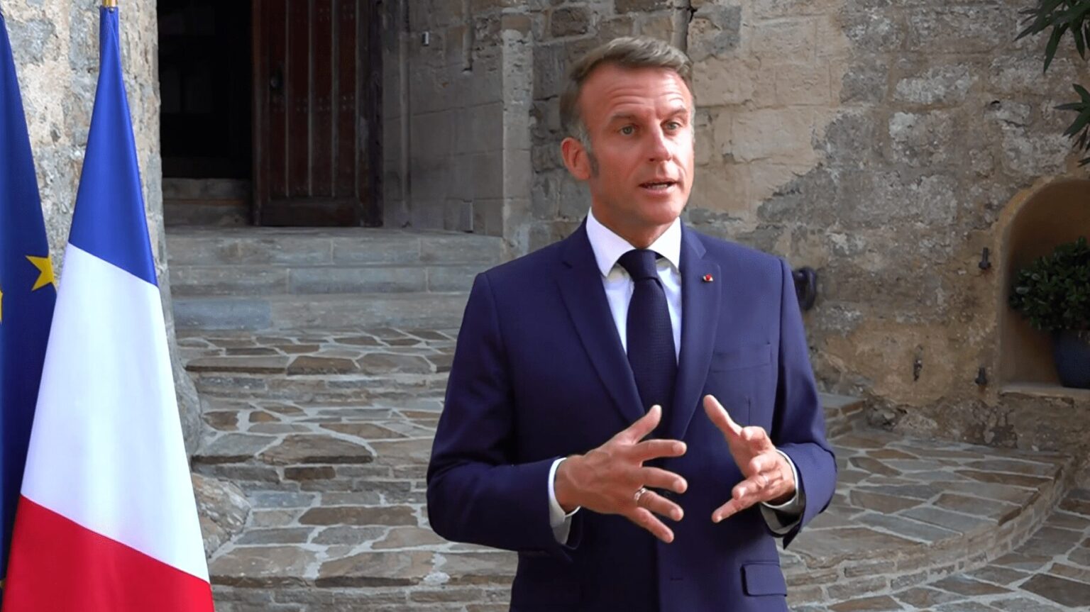 Macron accuse Poutine de vouloir la capitulation de l’Ukraine et appelle l’Europe à un sursaut