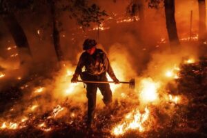 Incendies meurtriers dans l’Oregon et la Californie : des milliers de maisons menacées, un pompier tué au Montana @APnews