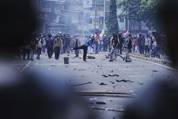 Indonésie : affrontements entre étudiants et police contre les indemnités jugées excessives des députés @apnews