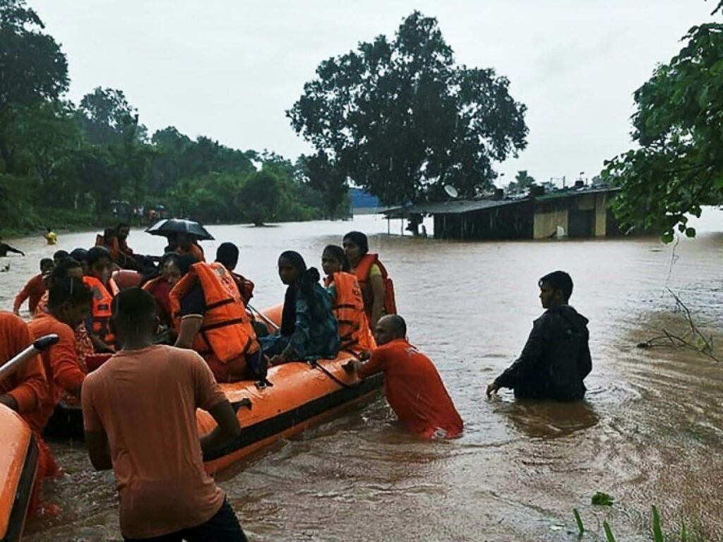 Inondations en Inde : des hélicoptères mobilisés pour secourir des centaines de pèlerins bloqués sur une route sacrée