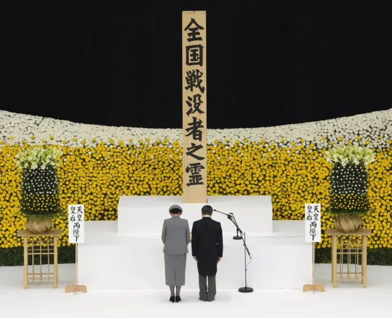 Japon : 80 ans après la reddition, le pays commémore ses morts de guerre et s’interroge sur la mémoire du conflit