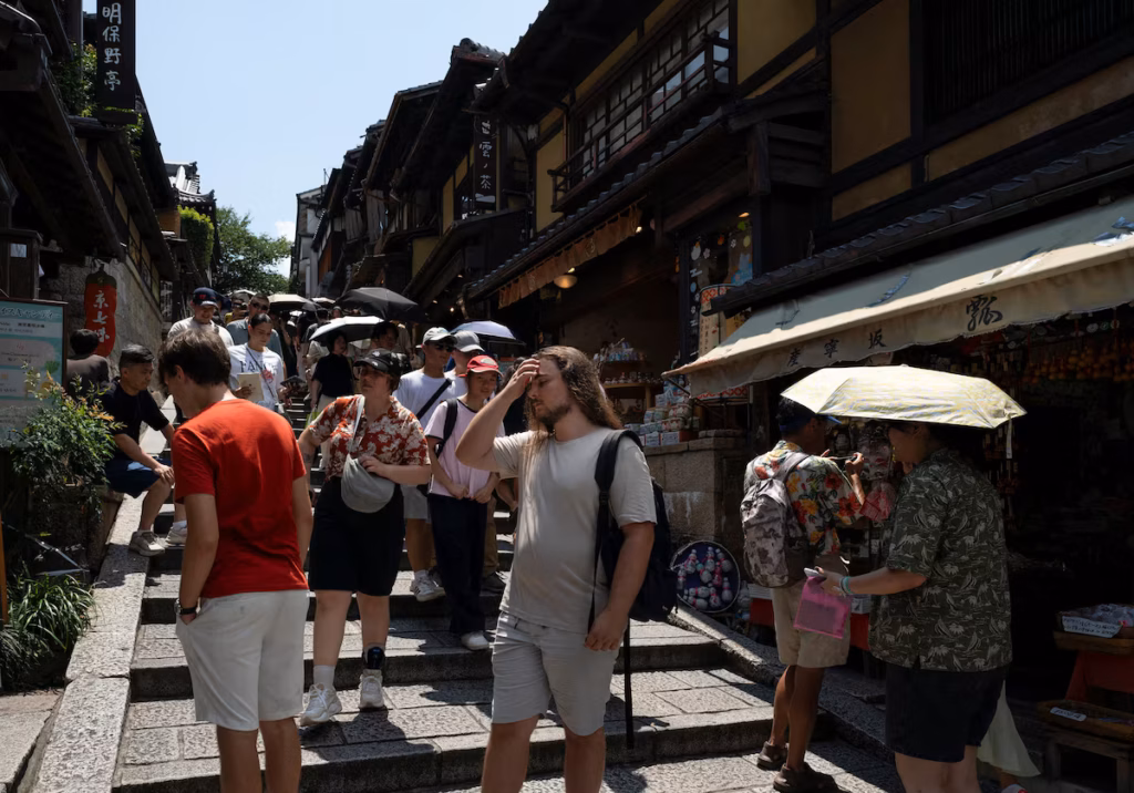Le Japon envisage de fixer un plafond pour les résidents étrangers dans un contexte de débat politique croissant @AP