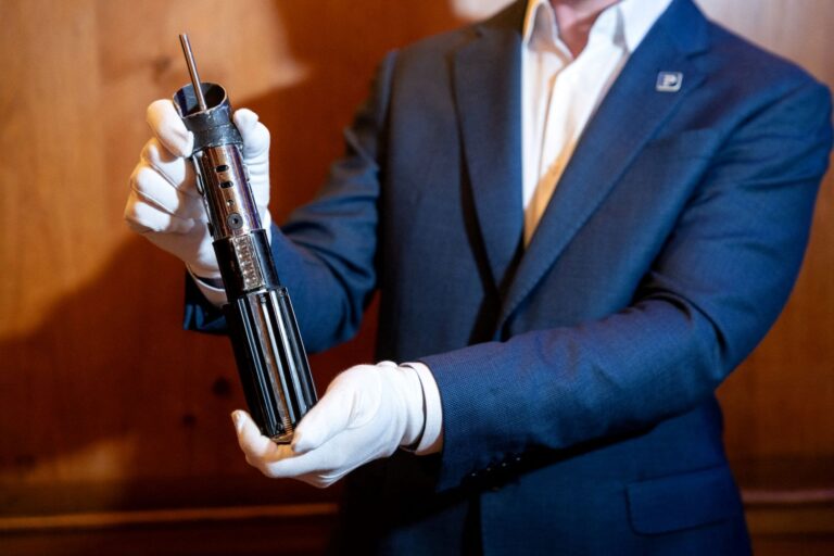 Le sabre laser de Dark Vador bientôt aux enchères à Los Angeles pour 3 millions de dollars