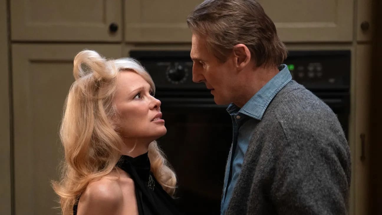 Liam Neeson s’attaque au burlesque avec “Y a-t-il un flic pour sauver le monde ?”