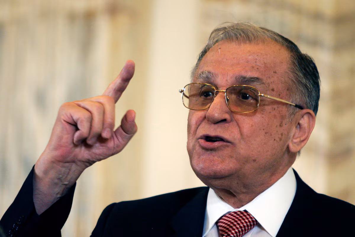 Mort de l’ancien président roumain Ion Iliescu, figure centrale de la transition post-communiste
