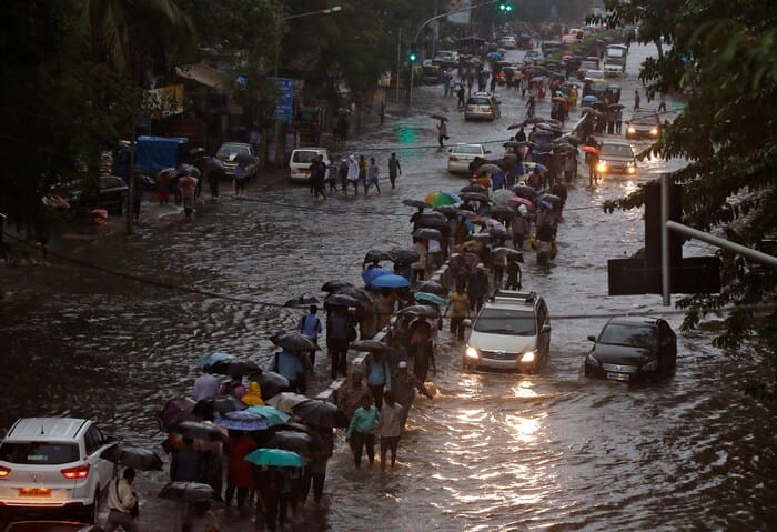 Mumbai paralysée par des pluies diluviennes et des inondations massives