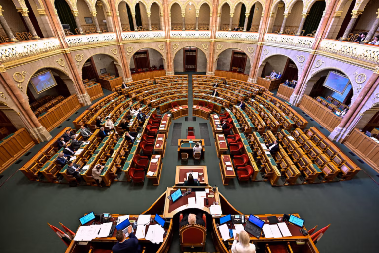 Orban promet des mesures de protection de l’emploi face au nouvel accord commercial UE–États-Unis