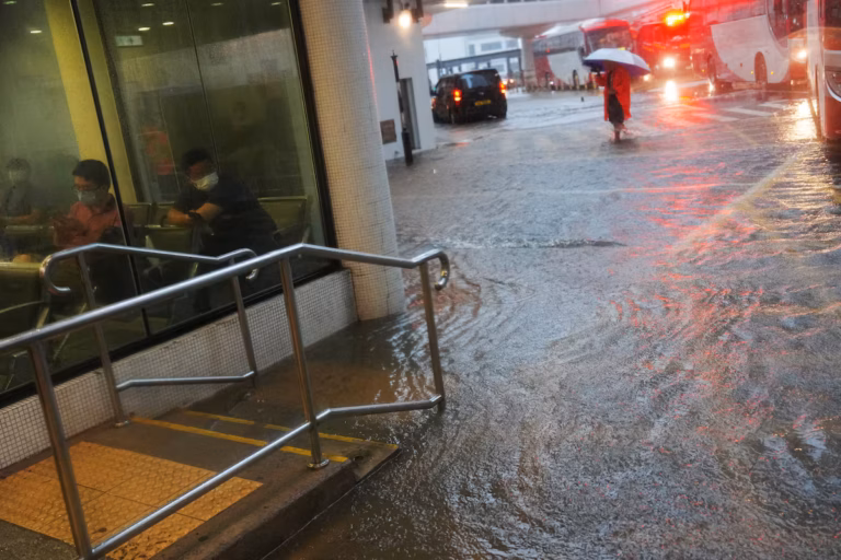Pluies torrentielles à Hong Kong : alerte noire déclenchée, la ville paralysée