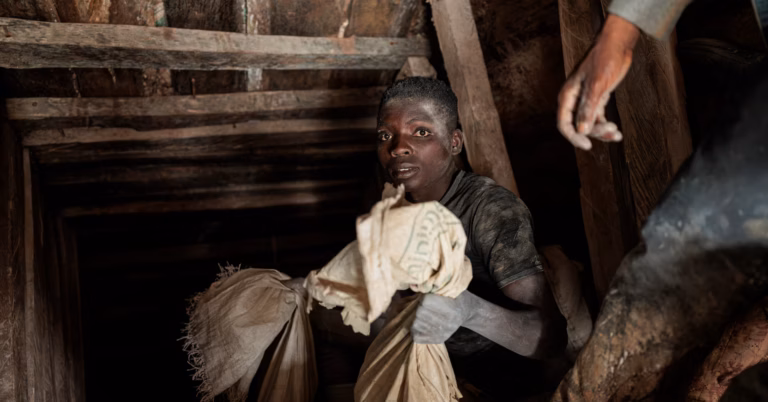 RDC : dans la mine de coltan de Rubaya, au cœur d’un conflit qui alimente la haute technologie mondiale