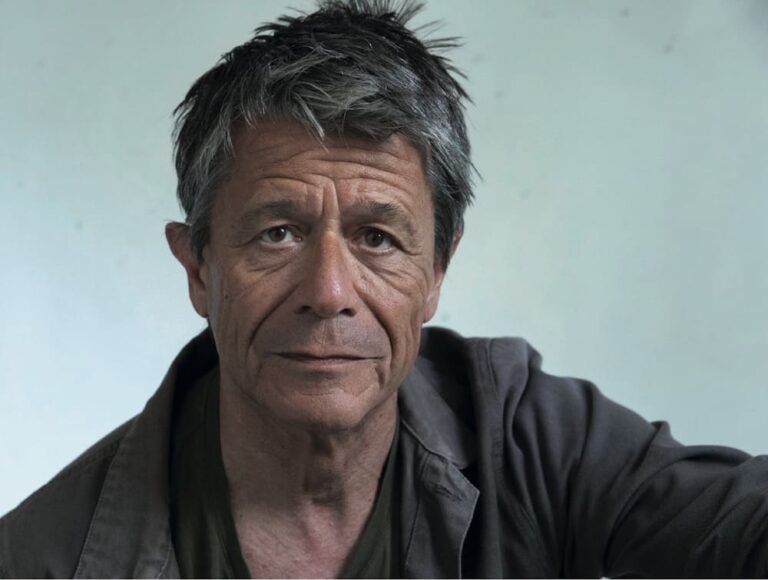 Rentrée littéraire 2025 : Emmanuel Carrère en tête d’une saison marquée par les récits familiaux