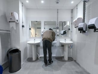 Saint-Denis : les bains-douches, une bouffée d’air pour les plus démunis