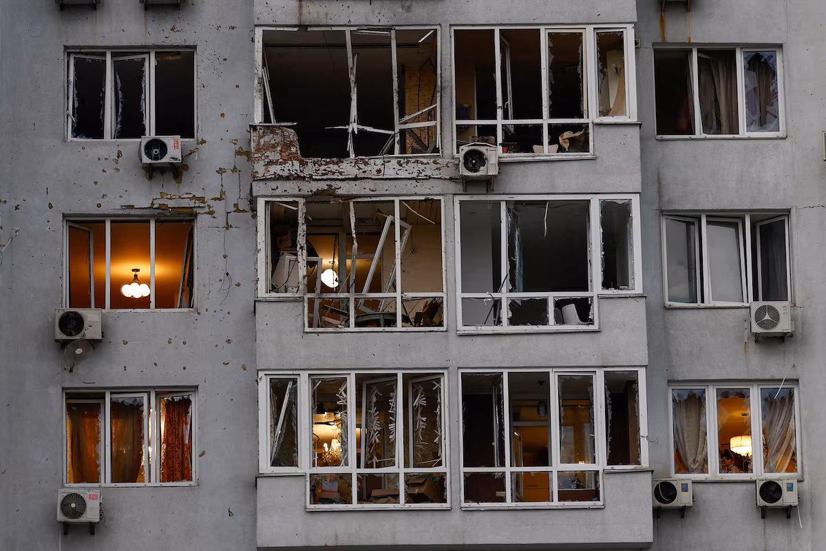 Ukraine : plus de 100 000 foyers privés d’électricité après des frappes russes contre le réseau énergétique @AP