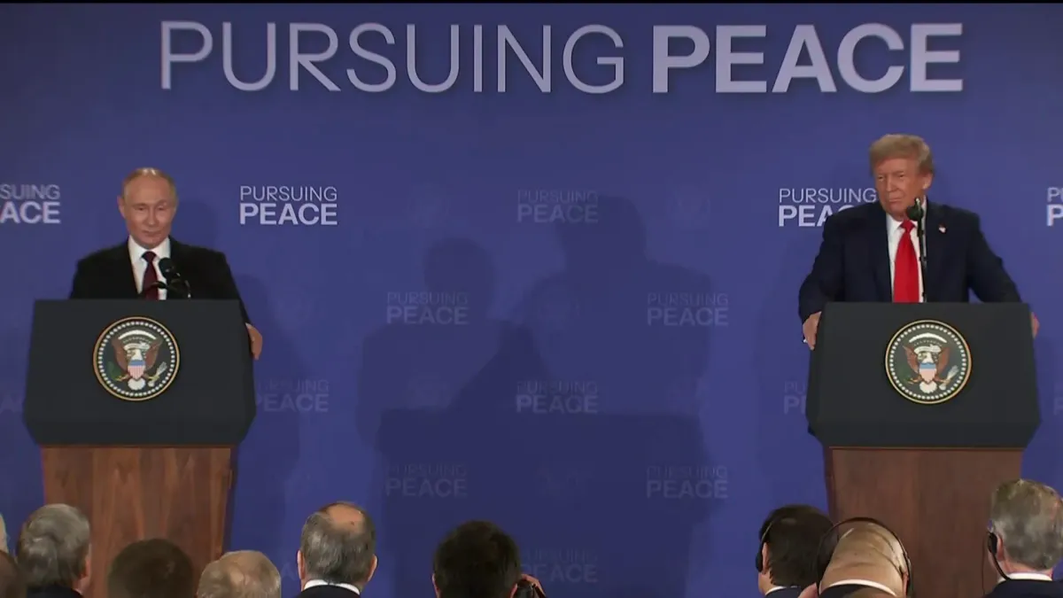 Poutine débute la conférence en parlant  d'un « échange heureux » avec Trump et rappelle les liens historiques entre la Russie et l’Alaska