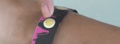 La Rochelle : un restaurateur distribue des bracelets pour détecter le GHB dans les verres @Capture BFM