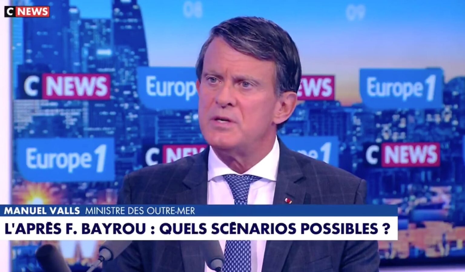 Bad buzz - Manuel Valls moqué pour sa coiffure, comparée à celle d'Hitler par certains internautes. (Capture d'écran CNews)