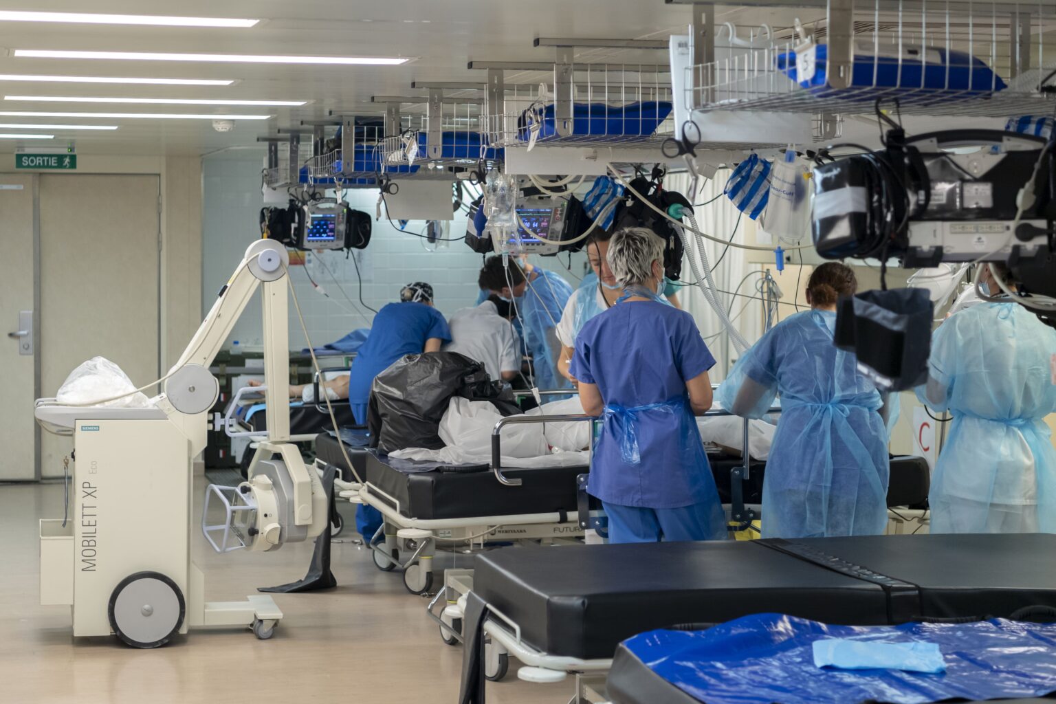 Les hôpitaux français invités à se préparer à la guerre d’ici mars 2026 par le ministère de la Santé. (AP/Enzo Lemesle)