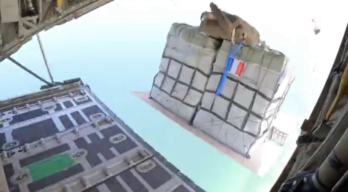 VIDÉO - Emmanuel Macron diffuse des images de l’armée française parachutant des vivres à Gaza