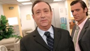 Paris Première rend hommage à Gérard Chaillou, figure emblématique de “Caméra Café” et “Scènes de Ménages”