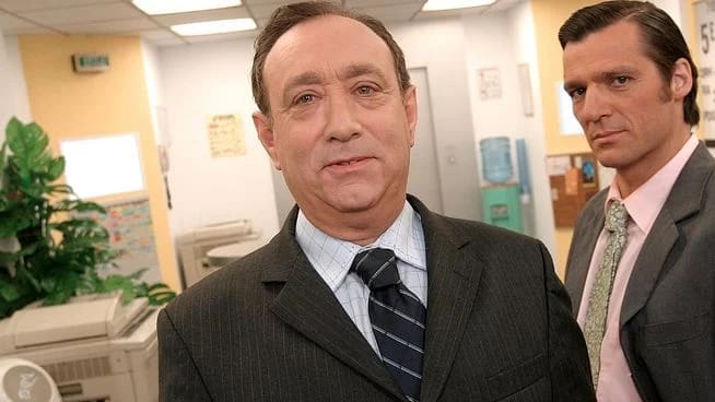 Paris Première rend hommage à Gérard Chaillou, figure emblématique de “Caméra Café” et “Scènes de Ménages”