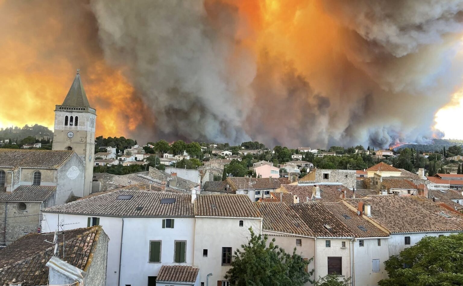 Incendie dans l’Aude: plus de 16.000 hectares brûlés en 24 heures. C’est le pire feu de forêt en France depuis 1949